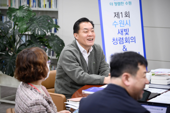 이재준 시장이 제1회 수원시 새빛 청렴회의를 주재하고 있다.