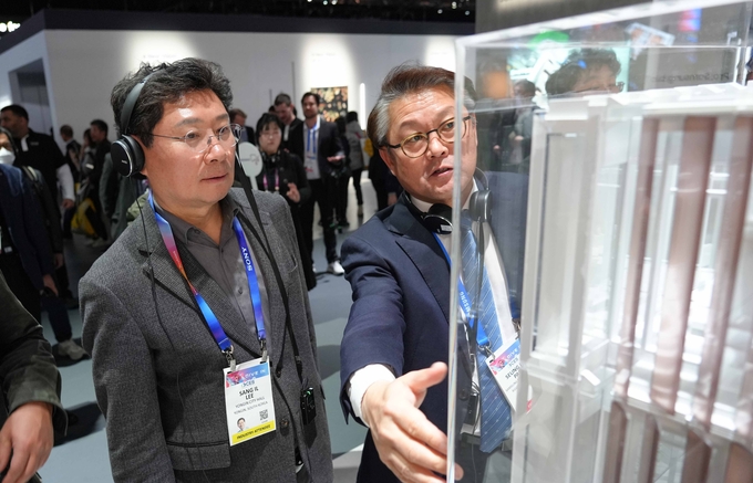 이상일 용인특례시장이 현지시간 8일 미국 라스베가스에서 열린 CES 2025에서 삼성전자가 마련한 전시관을 방문해 기술에 대한 설명을 듣고있다. = 자료사진 용인시