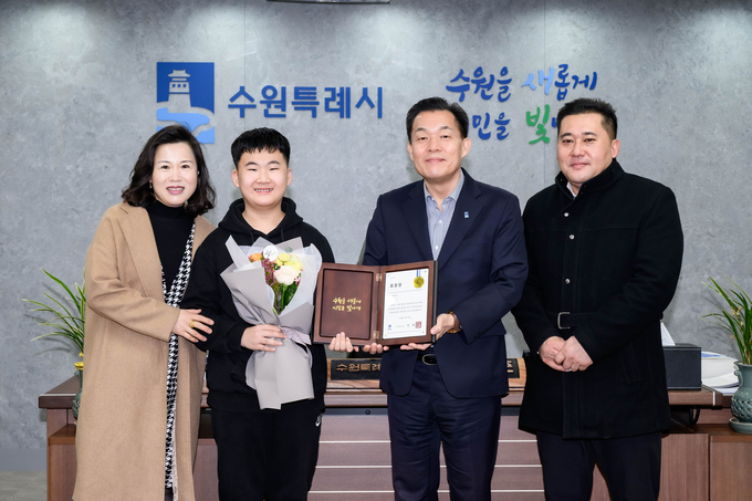 이재준 수원시장과 전시윤군, 전군의 부모가 함께하고 있다.