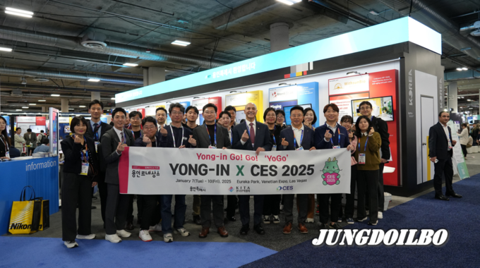 1이상일 용인특례시장은 1월 7일부터 10일까지 미국 라스베이커스에서 열린 'CES 2025'을 방문해 시 단체관으로 참여한 기업 관계자들과 수출인턴들을 격려했다. =자료사진 용인시
