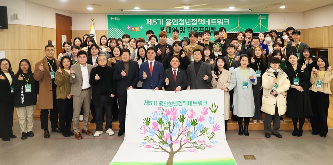 이상일 용인특례시장은 17일 오후 용인시청 미래관에서 열린 청년네트워크 발대식에 참석해 참석자들과 기념촬영을 하고 있다 = 자료사진 용인시