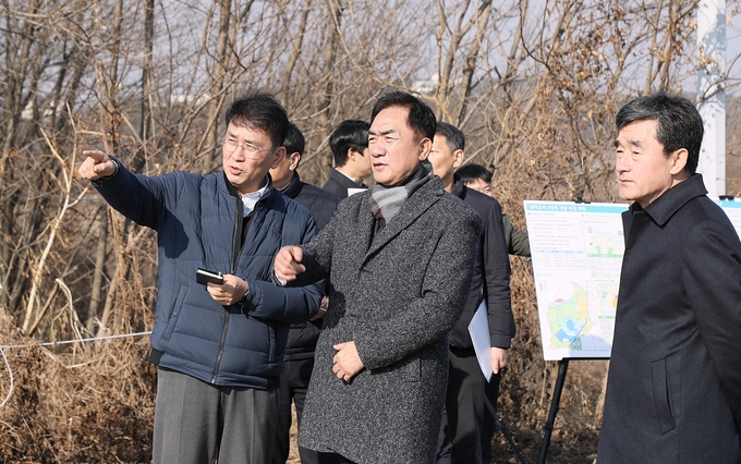 평택시가 지난 17일 고덕국제화계획지구에서 개발 현안을 점검하고 있다. = 자료사진 평택시