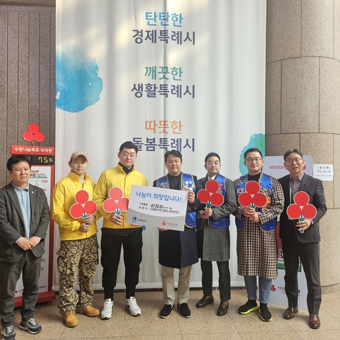 전달식 참석자들이 기념촬영을 하고 있다.