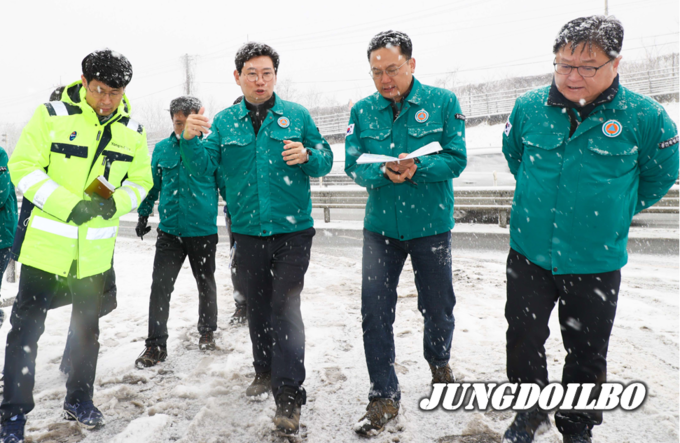 이상일 용인특례시장은 27일 오전 시 관계자들과 함께 수지구 죽전동 쉴낙원 일대와 대지고개의 제설 상황을 살폈다. = 자료사진 용인시