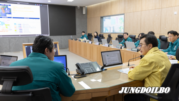 27일 오전 경기도청 재난안전상황실에서 김동연 경기도지사(가운데)가 대설 대처상황을 점검하고 있다. = 자료사진 경기도