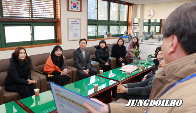 이상일 용인특례시장이 지난해 12월 18일 신촌초등학교 학교장, 학부모들과 간담회를 갖고 의견을 듣고 있다. = 자료사진 용인시