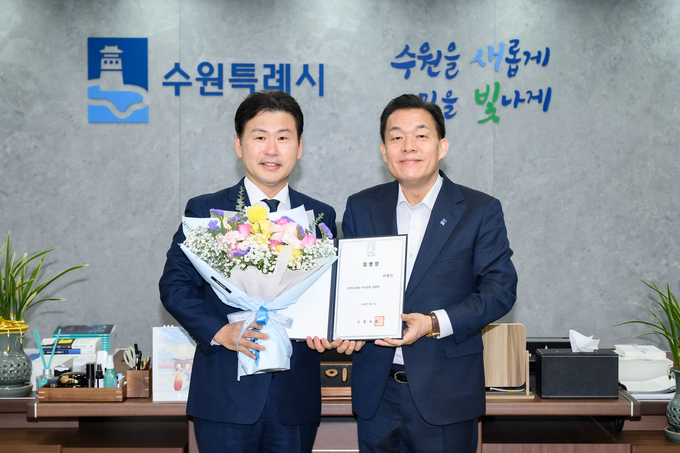 이재준 수원시장(오른쪽)이 위촉장 수여 후 이병진 수원도시재단 이사장과 함께하고 있다.