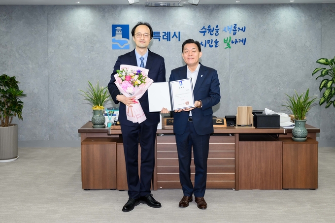 이재준 수원시장(오른쪽)이 위촉장 수여 후 최희준 예술감독과 함께하고 있다.