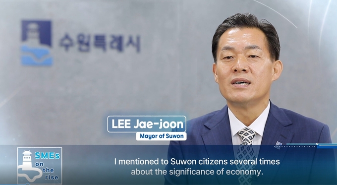 수원시 중소기업 홍보영상에 출연한 이재준 수원시장.