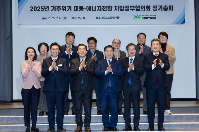 이재준 시장(앞줄 왼쪽 3번째)과 참석자들이 함께하고 있다.