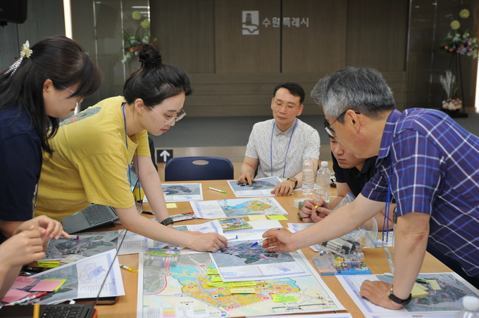 2040 수원 도시기본계획 수립에 참여한 시민계획단 위원들이 생활권별 발전 방향을 구상 활동을 벌이고 있다.