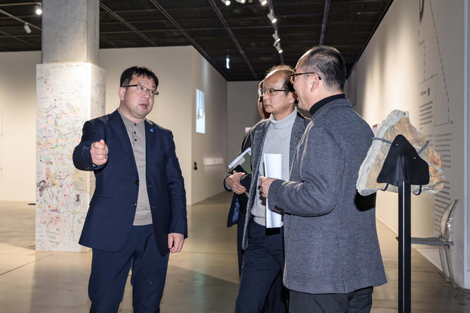 김현수 제1부시장이 수원시립미술관을 시찰하고 있다.