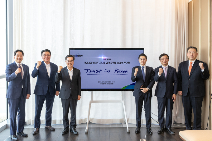 김동연 경기도지사가 11일 주한 외국계 은행 대표들을 만나 한국 경제 재도약을 위해 노력해 달라고 요청했다. (왼쪽부터)이도훈 도이치은행서울지점부문대표, 배준성 중국은행 서울지점대표, 김동연 경기도지사, 나카무라 신키치 MUFG은행 서울지점장, 예효항 중국공상은행 서울지점부대표, 조진우 뱅크오브아메리카 서울지점대표가 기념촬영을 하고 있다.= 자료사진 경기도