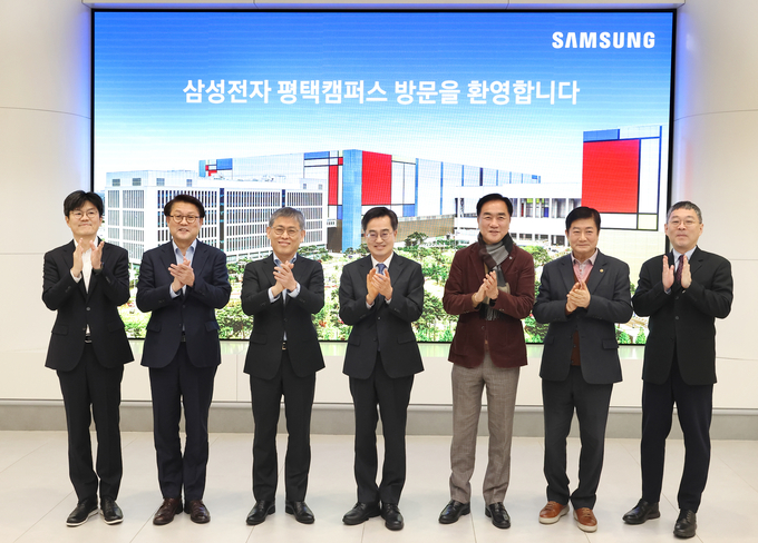  12일 오후 삼성전자 평택 캠퍼스에서 김동연 경기도지사,김용관 삼성전자 사장, 정장선 평택시장 등이 기념촬영을 하고 있다 = 자료사진 경기도