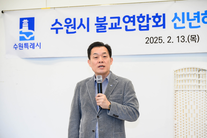 이재준 수원시장이 간담회에서 발언하고 있다.