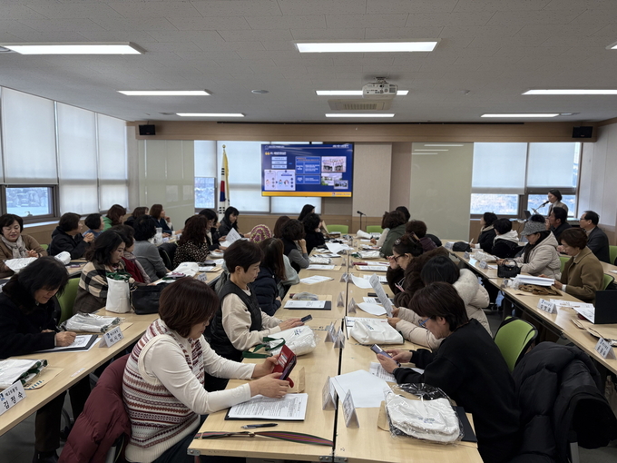 베테랑 팀장이 금곡동 통장들을 대상으로 ‘새빛민원실’ 운영성과를 발표하고 있다.
