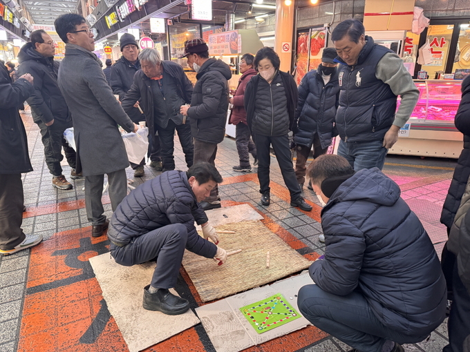 12일 화서시장에서 척사대회를 하고 있다.