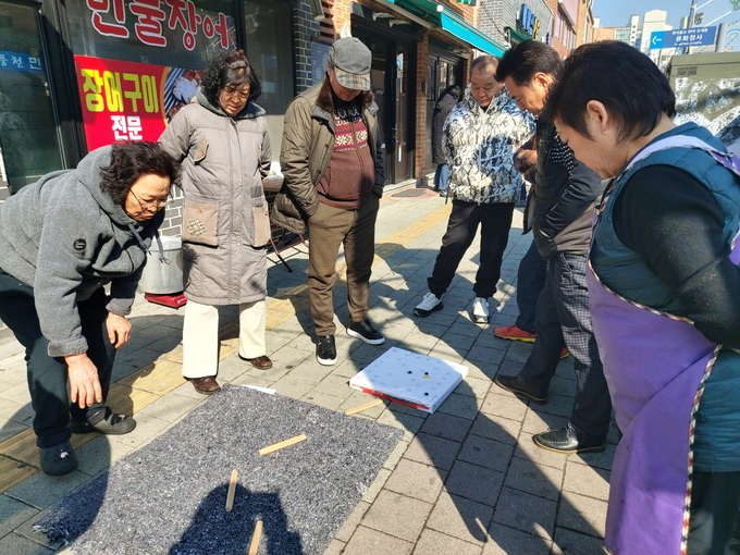 11일 장안문거북시장에서 척사대회를 하고 있다.