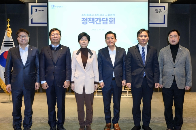 이재준 수원시장(오른쪽 3번째)과 염태영(왼쪽부터) 의원, 김승원 의원, 백혜련 의원, 김준혁(오른쪽부터) 의원, 김영진 의원이 함께하고 있다.