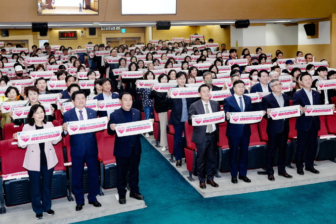 지난 2023년 10월 개최된 새빛안전지킴이 꿈 한마당 행사에서 새빛안전지킴이들이 기념촬영을 하고 있다.