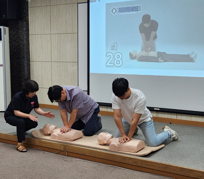수원시 공직자가 새빛안전지킴이 강사로 나서 소규모 교육을 실시하고 있다.