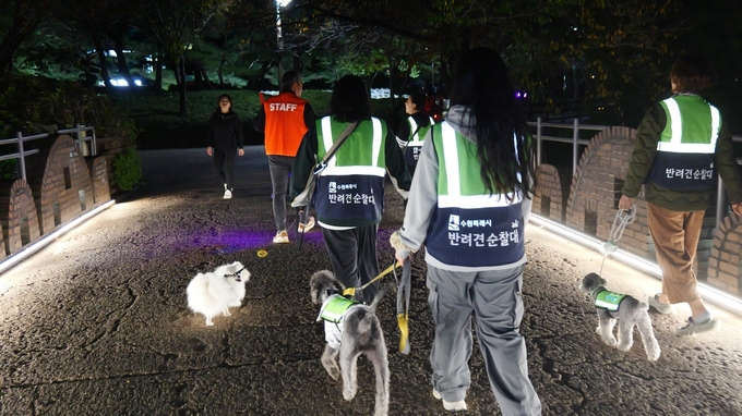  수원시 반려견 순찰대가 장안구 송죽동 주택밀집지역에서 수원 중부경찰서와 함께 합동 순찰을 하고 있다.