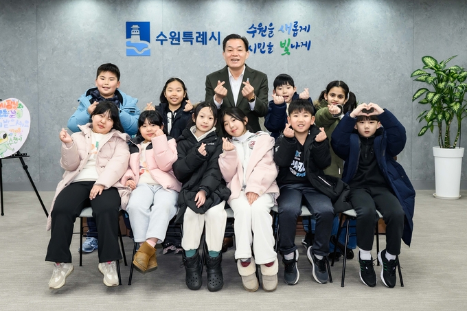 이재준 수원시장(두번째 줄 가운데)이 The꿈지역아동센터 이용 초등학생들과 기념사진을 촬영하고 있다.