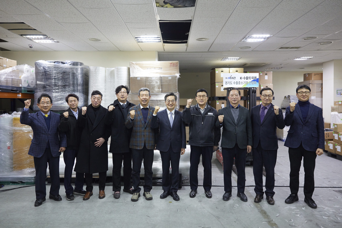 20일 오후 ㈜예선테크에서 열린 경기도 수출 중소기업 현장 간담회에서 김동연 경기도지사와 도내 수출 중소 유망기업 대표 등과 함께 기념촬영을 하고 있다. = 자료사진 경기도