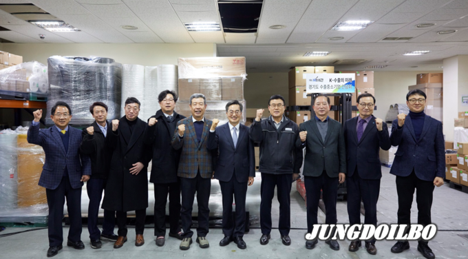 김동연 경기도지사가 지난 20일 군포시 소재 (주)예선테크에서 열린 '경기도 수출중소기업현장 간담회'에 참석자들과 기념촬영을 하고 있다. = 자료사진 경기도