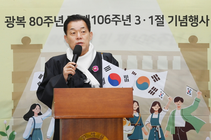 이재준 수원시장이 기념사를 하고 있다.