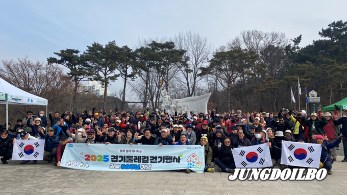 평택 '경기둘레길'에서 열린 삼일절 걷기행사에서 참가자들이 기념촬영을 하고 있다 = 자료사진 평택시