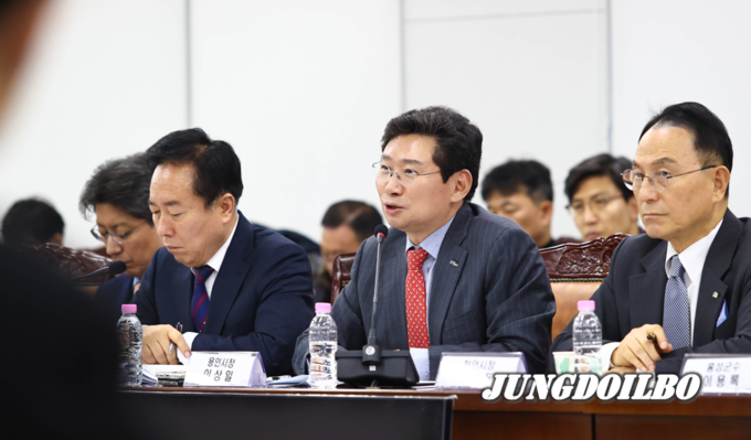  2024년 12월 12일 이상일 용인특례시장이 국토교통부 세종청사 대회의실서 열린 제7차 국가산단 범정부 추진지원단 회의에서 용인 첨단시스템반도체 국가산업단지 성공을 위한 의견을 제안하고 있다= 사진 용인시