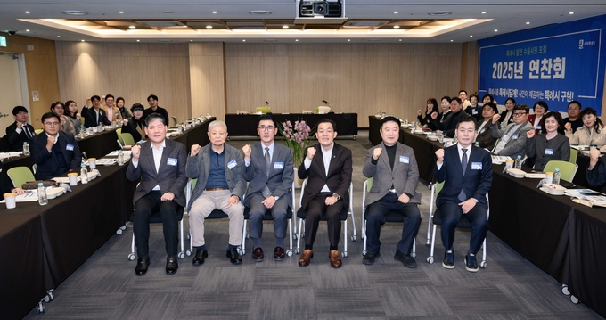 이재준 시장(오른쪽 3번째)과 특례시 발전 수원시민 포럼 위원들이 함께하고 있다.