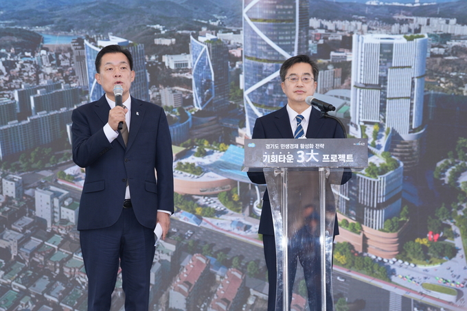 이재준 시장(왼쪽)이 질문에 답하고 있다.