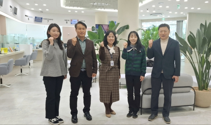통합민원실 행정요원들과 남상은 혁신민원과장이 함께 화이팅 하고 있다
