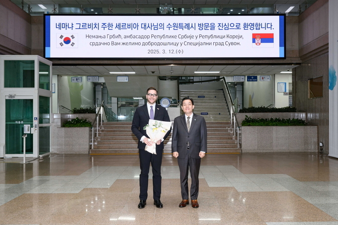 이재준 시장과 그르비치 대사가 시청 본관 로비에서 기념촬영을 하고 있다.