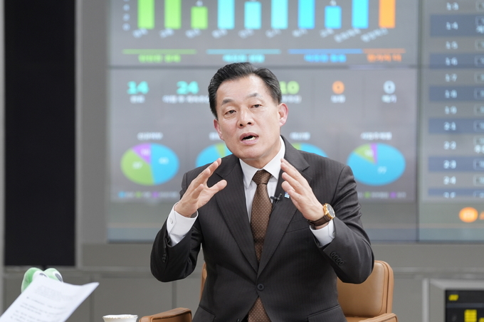 이재준 수원시장이 수원시의 다양한 정보를 시각화한 디지털 대시보드 앞에서 설명을 하고 있다.