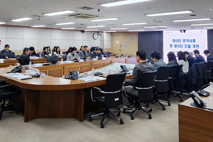 지난해 11월 수원시 데이터 분석 사례 및 데이터 포털 개편 보고회에 참석한 수원시 관계자들이 데이터 분석 사례를 공유하고 있다.