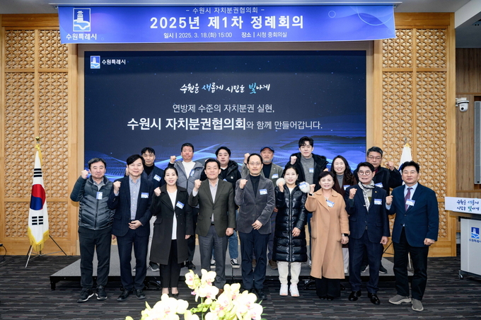 이재준 시장(왼쪽 4번째부터), 구균철 자치분권협의회 의장과 위원들이 함께 하고 있다.