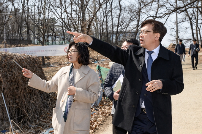 현근택 수원시 제2부시장이 경기생태마당 조성사업 현장을 둘러보고 있다