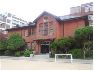 수원으로 돌아온 임면수가 감독관으로 건립에 참여한 아담스기념관.