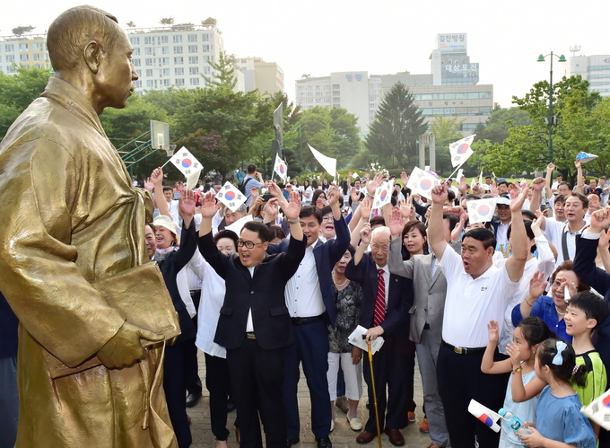  광복 70주년이었던 지난 2015년 수원시민이 모금해 건립한 임면수 동상 앞에서 제막식이 열려 수원시민들이 만세를 외치고 있다.
