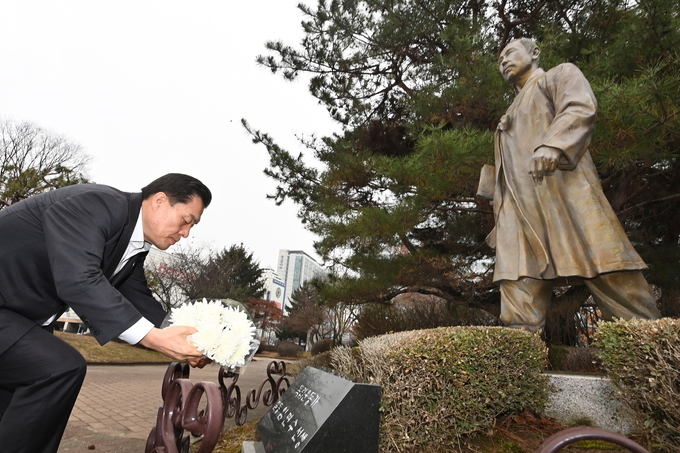 이재준 수원시장이 지난해 3월 임면수 탄생 150주년을 기념해 동상에 헌화하고 있다.