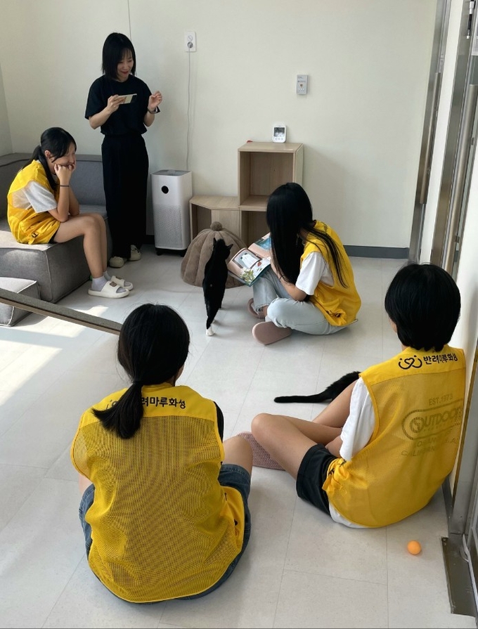어린이가 반려견에게 책을 읽어주고 있는 모습 = 자료사진 경기도