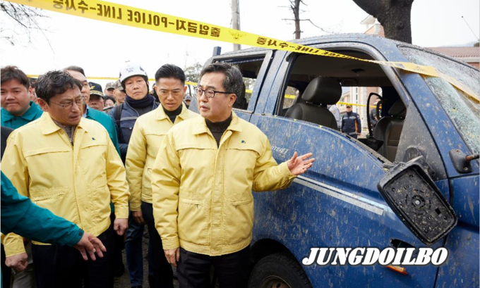 지난 달 7일 김동연 경기도지사(가운데)가 포천 오폭 사고 현장을 방문해 피해 상황을 점검하고 있다. = 자료사진 경기도