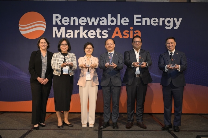 4월 29일부터 30일까지 싱가포르에서 열린 ‘REM(Renewable Energy Markets·신재생에너지 시장) Asia(아시아) 2025’ 행사에서 김연지 경기도 에너지산업과장 등 참석자들이 기념촬영을 하고 있다 = 자료사진 경기도