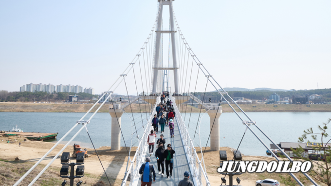 5월 1일 정식 개통한 '여주 남한강 출렁다리 = 자료사진 경기도