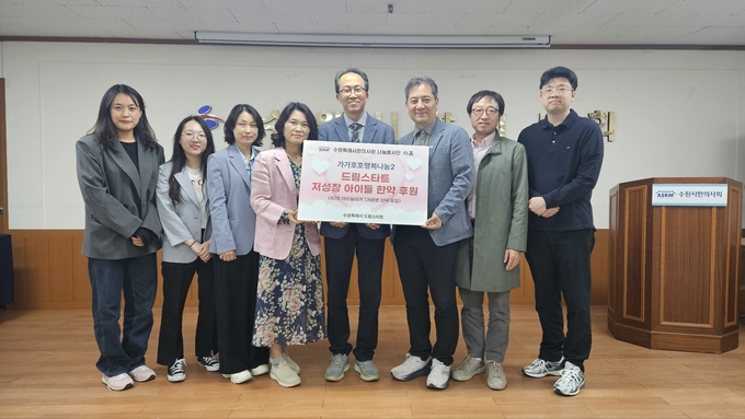 전달식 참석자들이 함께하고 있다.