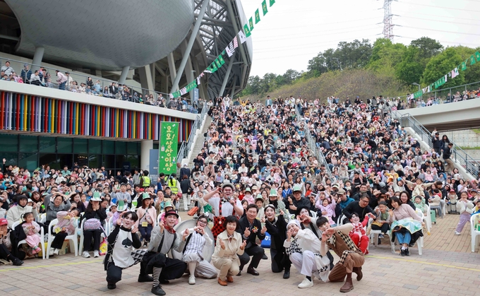 5일 용인어린이상상의숲에서 이상일 시장과 행사에 참여한 시민들이 기념촬영을 하고 있다 = 자료사진 용인시