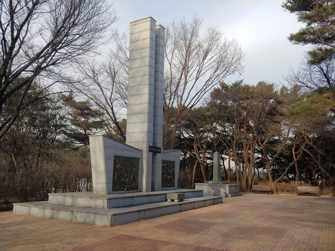 팔달산에 정상 부근에 나란히 서 있는 ‘3·1독립운동기념탑’과 ‘대한민국독립기념비’.